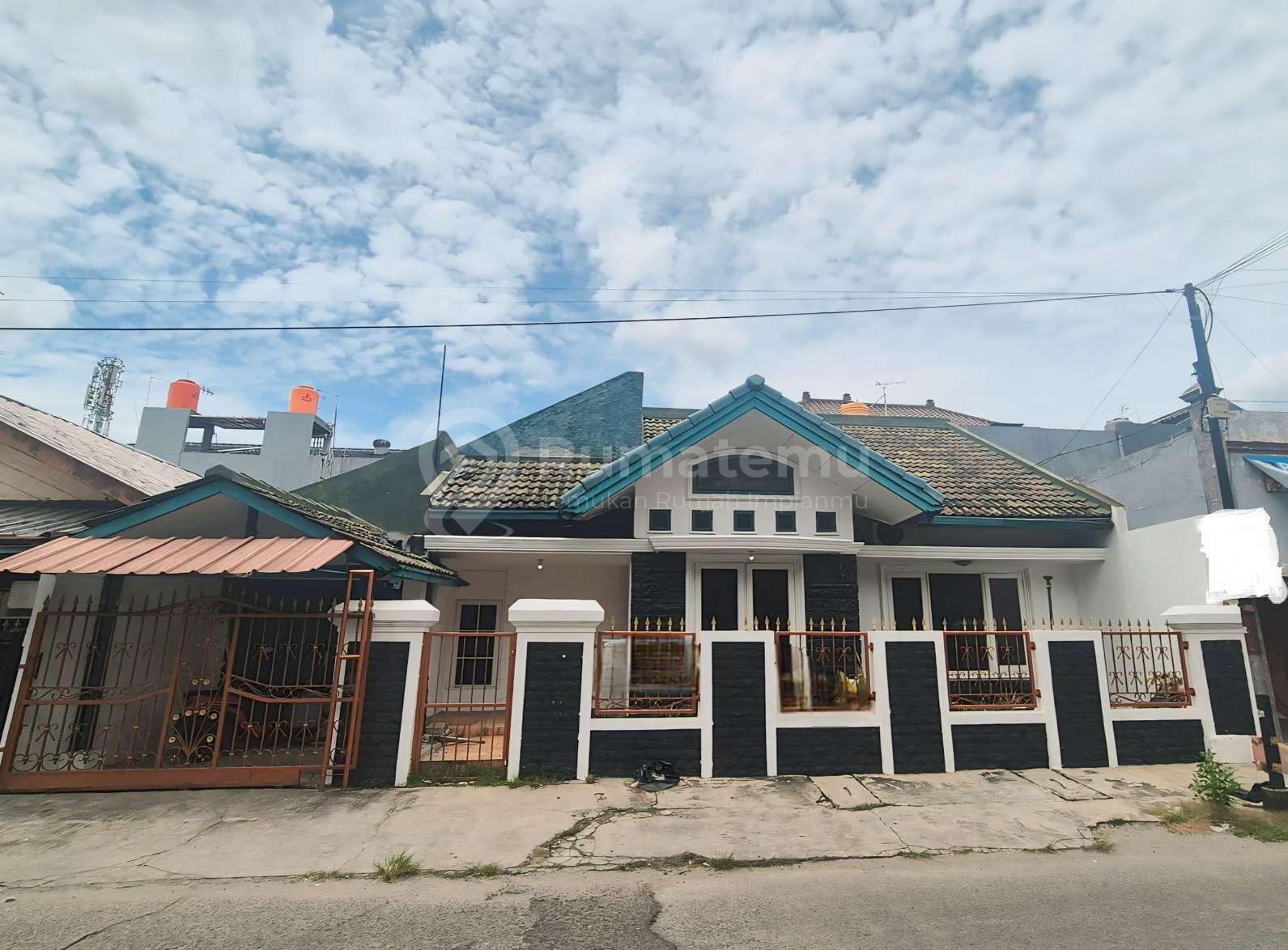 Dijual rumah di jalan komersil Lokasi Sangat Strategis Berada di jalan utama di area Grand Galaxy Pekayon Jaya