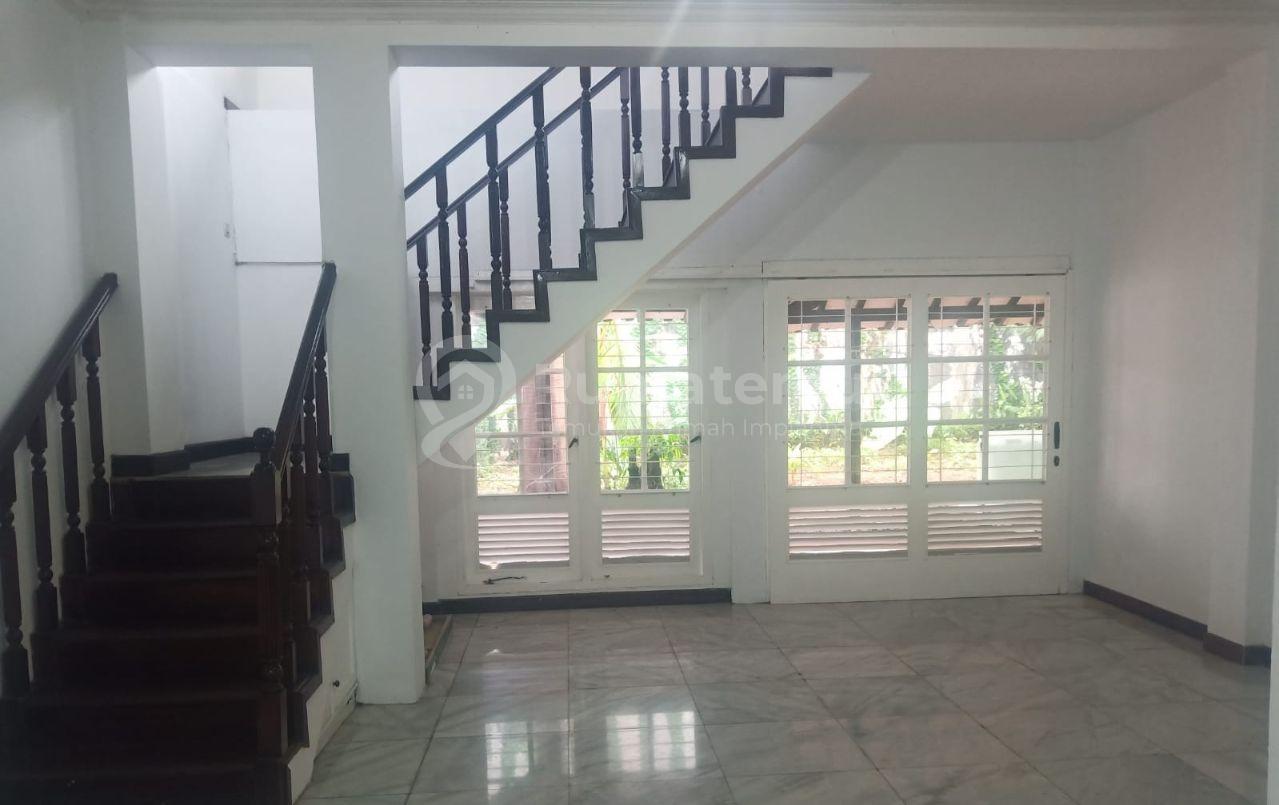 DIJUAL RUMAH DEPAN TAMAN DI DAERAH KEBAYORAN BARU