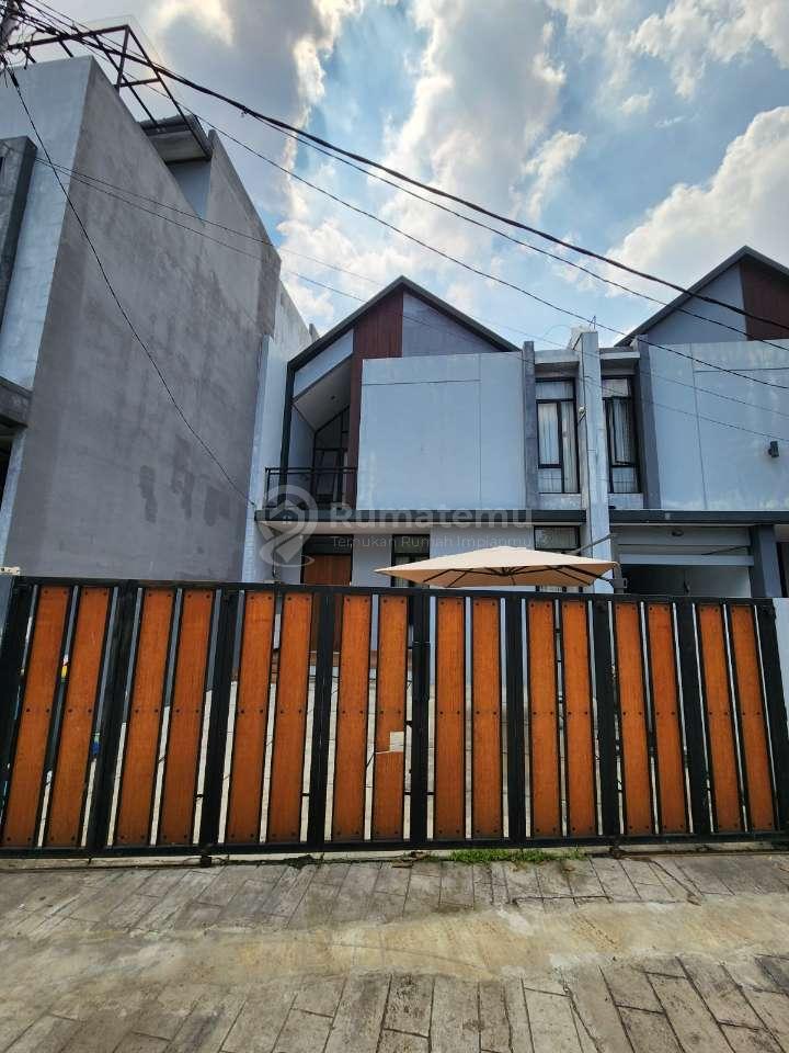 Dijual rumah Siap Huni Dalam Cluster 2½ lantai Di Duren Sawit Jakarta Timur 