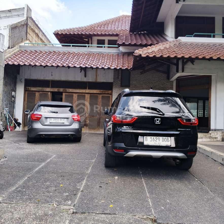 Dijual rumah dengan Swimming Pool Akses 4 jalan mobil di Pondok Indah