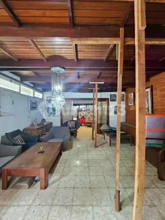 Di Jual Rumah lama harga hitung tanah saja. Lokasi nyaman, tenang dan aman di Jl MPR Cipete-Cilandak