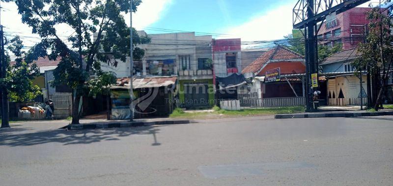 Rumah 4 Unit Ruko dan Kost 13 Kamar Hitung Tanah 2470 m2 SHM Muka 38 Meter Harga di Bawah NJOP Super Strategis Super Ramai untuk Sekolah Kantor Pertokoan Gudang Show Room Klinik di Jl. Ibrahim Adjie-Kiaracondong Bandung 