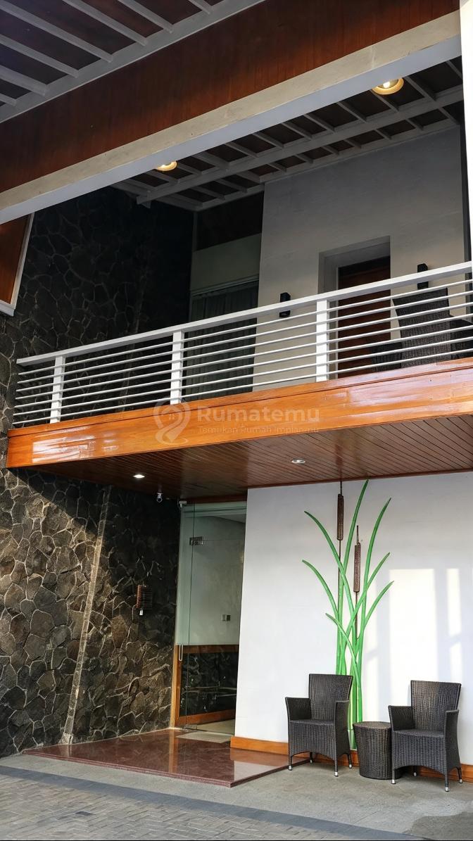 Dijual Beverly Dago Town House 3Lt – Full Furnish, Tinggal Bawa Koper! Lokasi Premium Dago Bandung, Mewah & Strategis, Cocok untuk Anda yang menginginkan kenyamanan hidup di lingkungan premium.. Hanya 4,5 M Nego