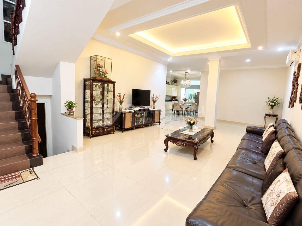 RUMAH DI BOULEVARD KUDA LAUT DI PIK 1