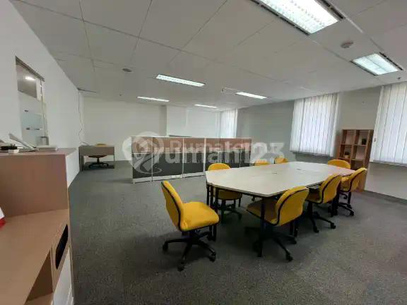 Office Space Siap Pakai di Tomang - Fully Furnished, Bebas Ganjil Genap, 5 Menit ke Tol!