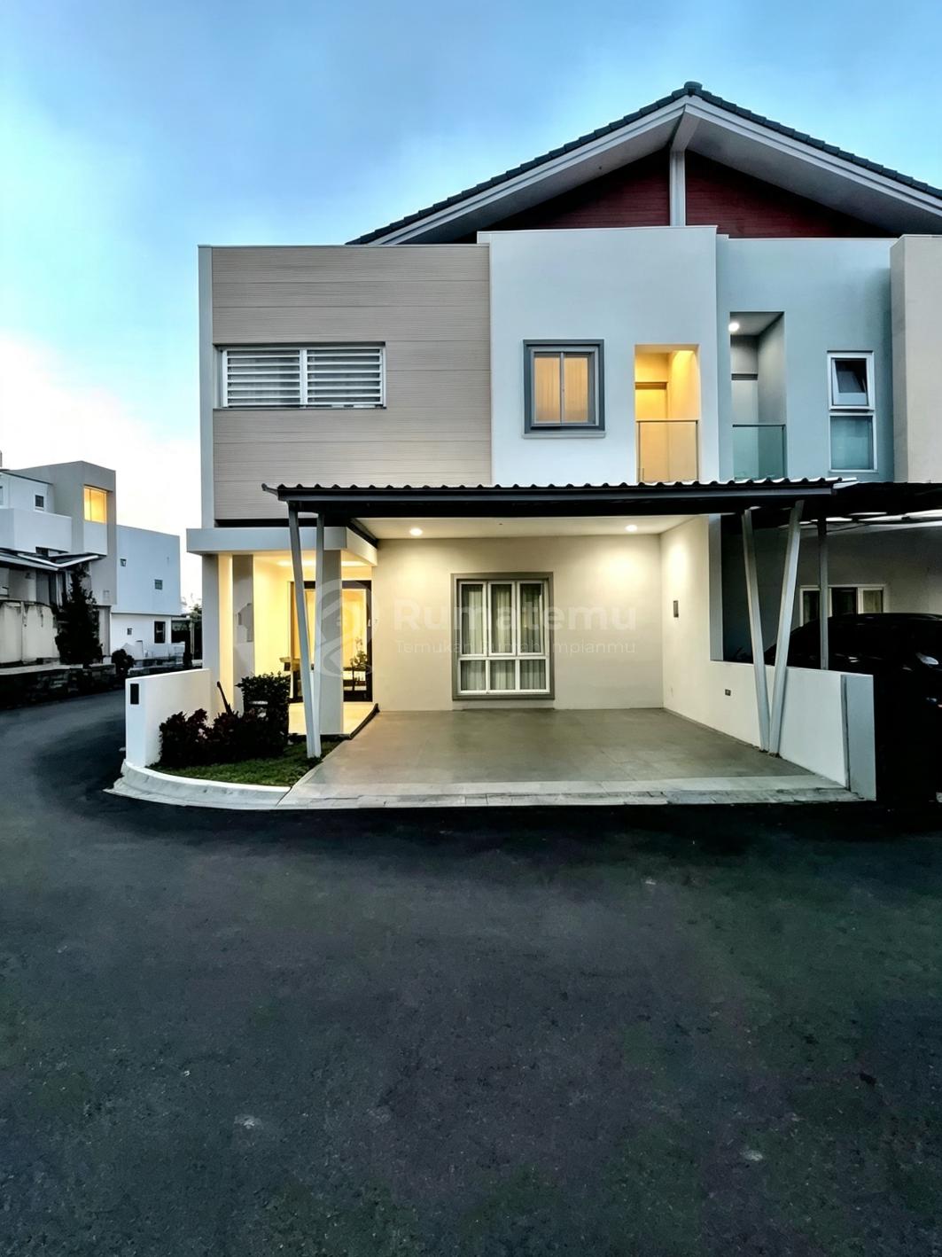 Rumah Bagus Posisi Hook Tanah Luas Dalam Cluster Di Lebak Bulus