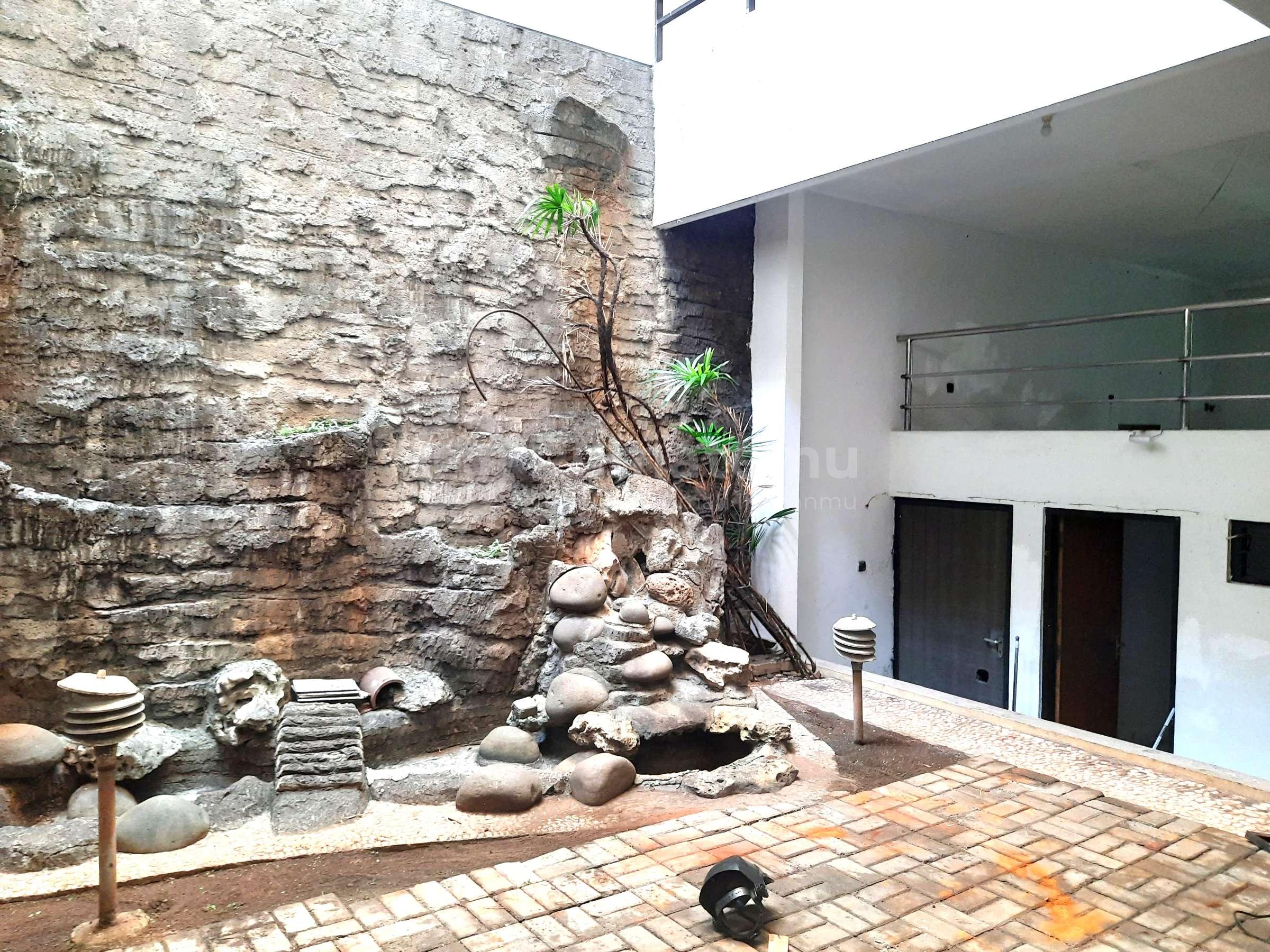Rumah Tomang. 2.5 Lantai. 14x25. Jalan Raya 4 Mobil. Siap Huni