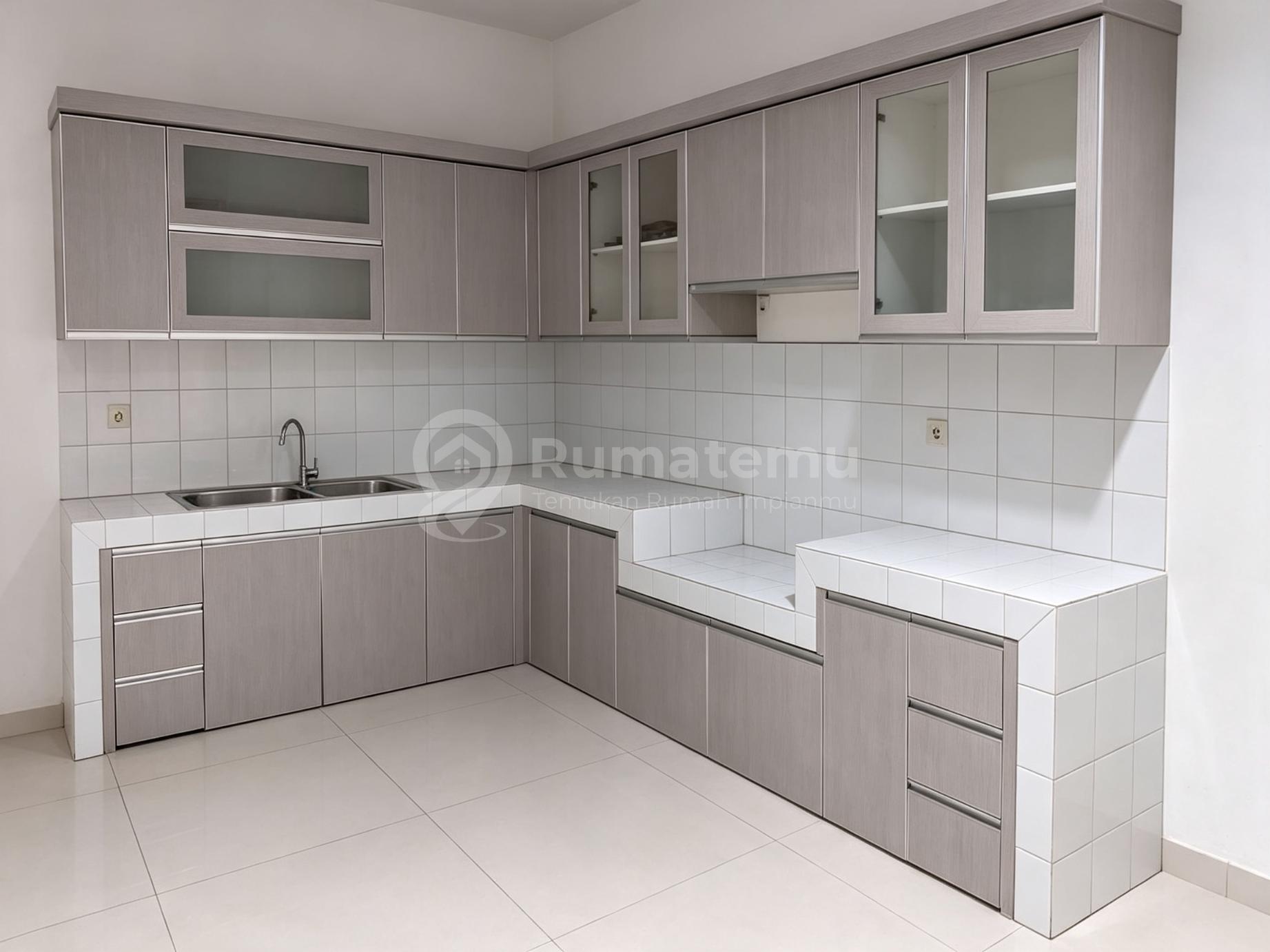 Disewa Rumah Semi Furnish, Daerah Kelapa Gading (KG005220)