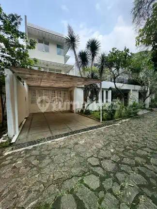 Rumah dengan Suasana Resort Dalam Townhouse