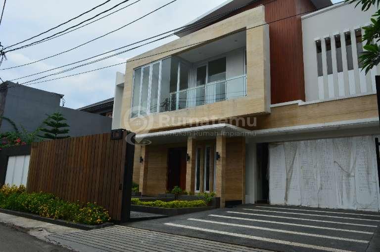 Jual Rumah Baru Dengan Swimming Pool di Kemang, Cilandak Timur, Pasar Minggu, Jakarta Selatan