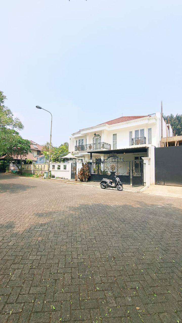 Rumah siap huni bergaya american style di Raffles Hills Cibubur 