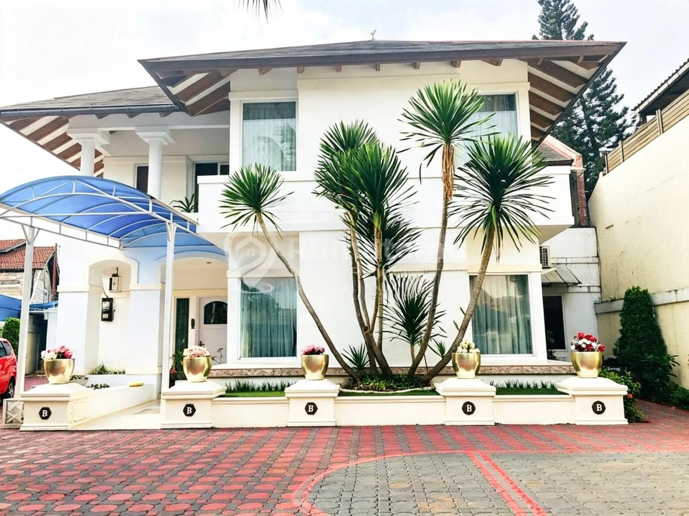 Dijual Rumah termasuk furniture Kolam renang pribadi, Lebak Bulus, Jakarta Selatan