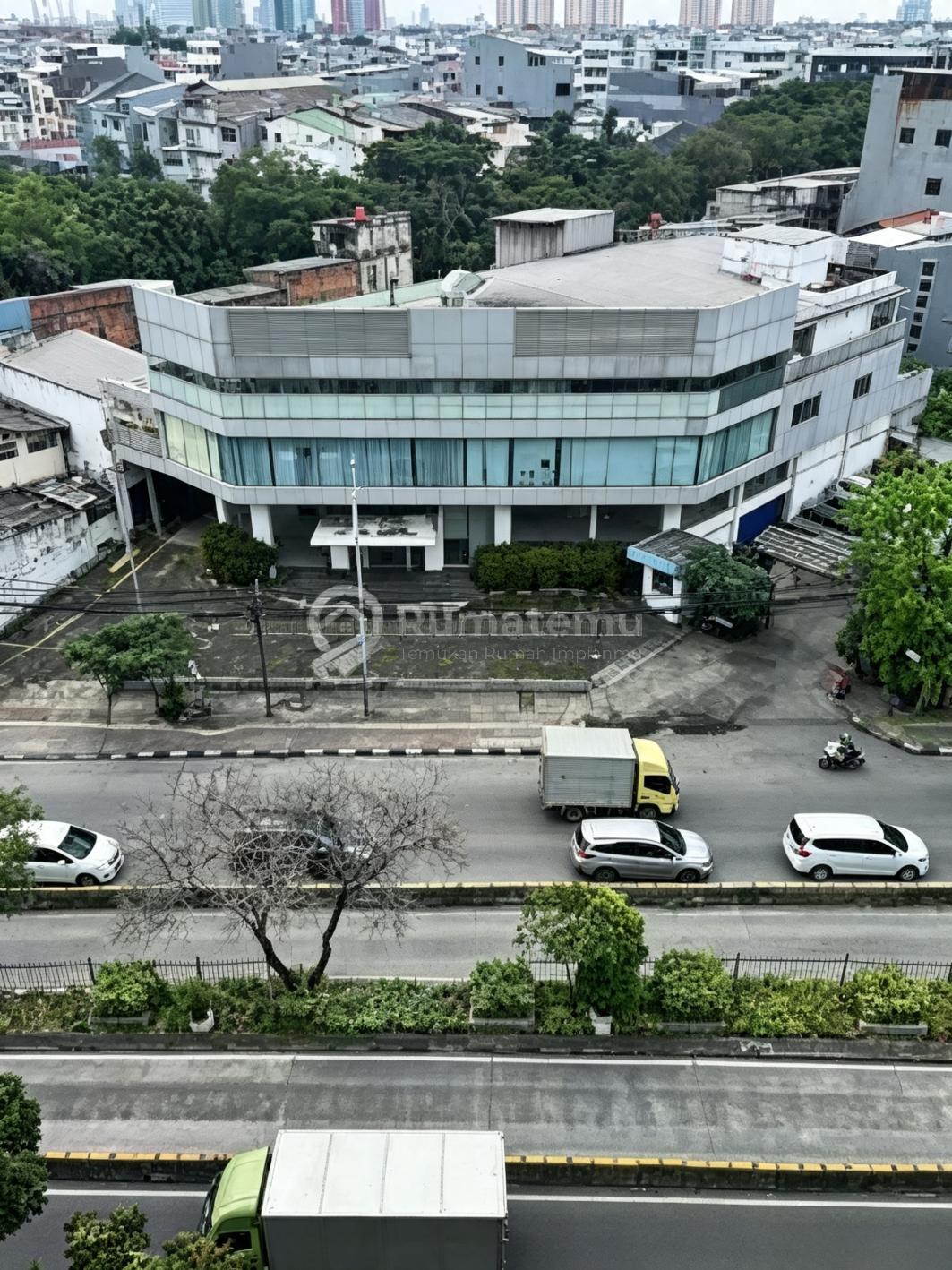 Bangunan Komersil Ex Showroom Mobil di Gunung Sahari