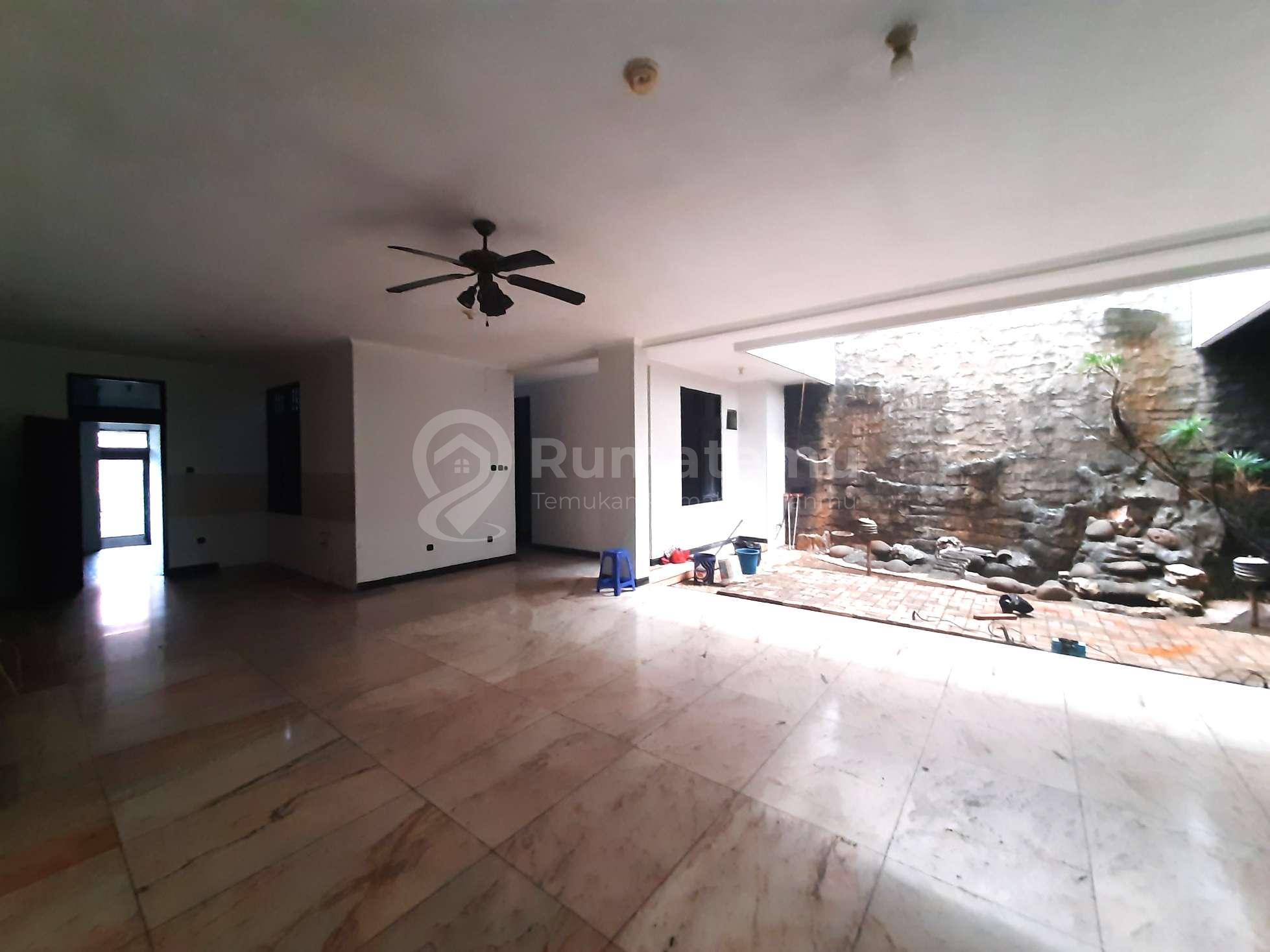 Rumah Tomang. 2.5 Lantai. 14x25. Jalan Raya 4 Mobil. Siap Huni