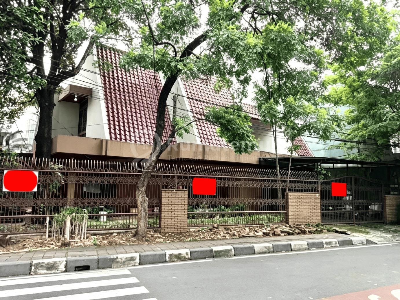Rumah Hook Pinggir Jalan di Benhil , 500 Meter ke Gatot Subroto.