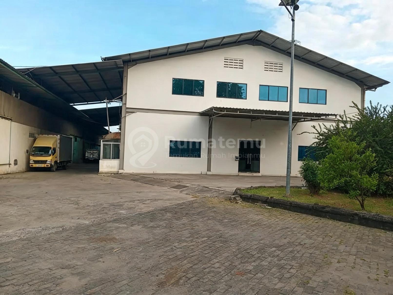 Tegal Alur, Jalan Benda Raya, Kalideres, Jakarta Barat..Dijual Gudang, Akses Container 40 Ft, Surat Shgb, Luas Tanah 1,1 Ha, Luas Bangunan = ± 7000 M².-5Y5.0926 | Rumah123