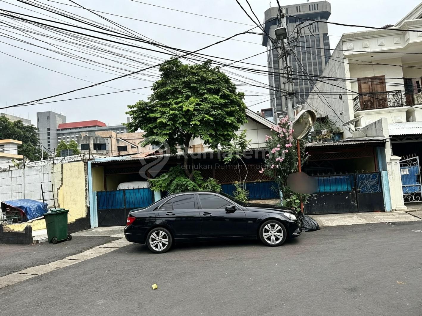 Dijual Rumah Cocok untuk Kost / Kantor Di Kebun Sirih (Hitung Tanah saja) MENTENG Jakarta