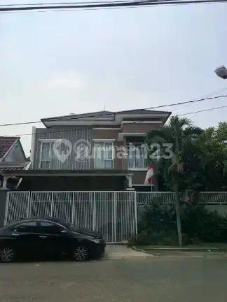 Dijual Rumah Full Furnished, Strategis dan Ramai di Anggrek Loka