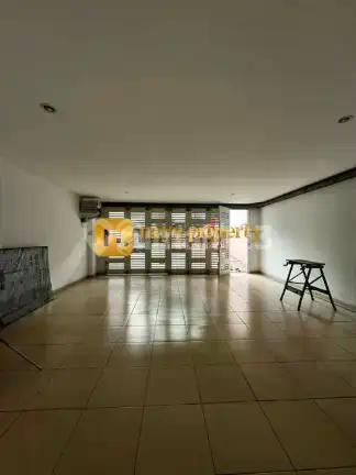 Rumah Bagus Ada Kolam Renang Lokasi Strategis di Lebak Bulus
