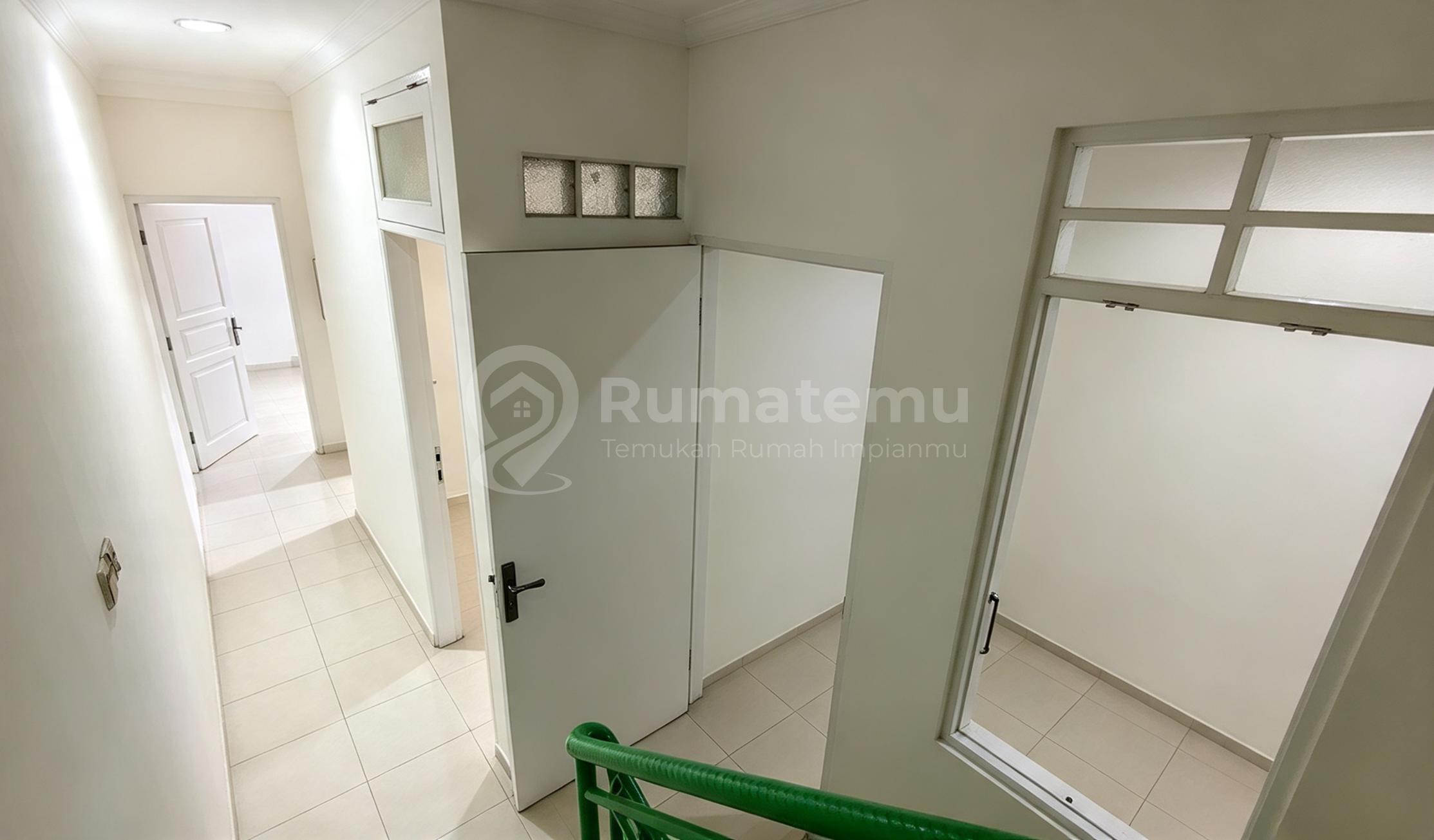 Permata Taman Palem, Pegadungan, Kalideres, Jakarta Barat..Dijual Rumah 2.5 Lantai, KT 3+2, KM 2, Hadap Selatan, Air Wtp.-510926L
