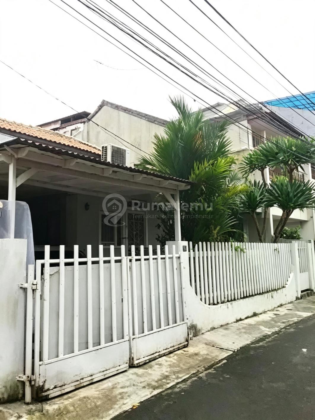 Rumah Jadul Tahun 70an, Siap Bongkar dan Bangun Baru, Ukuran 10x18, Bisa Masuk Mobil dan Bebas Banjir, 700 meter ke Jln Tomang Raya.