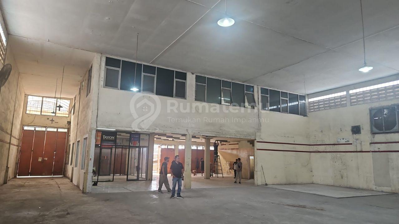 *GUDANG&TEMPAT USAHA  LOKASI SANGAT STRATEGIS Dekat Kampus dan Rumah Sakit di  Petukangan Raya  Cileduk Jakarta Selatan*
