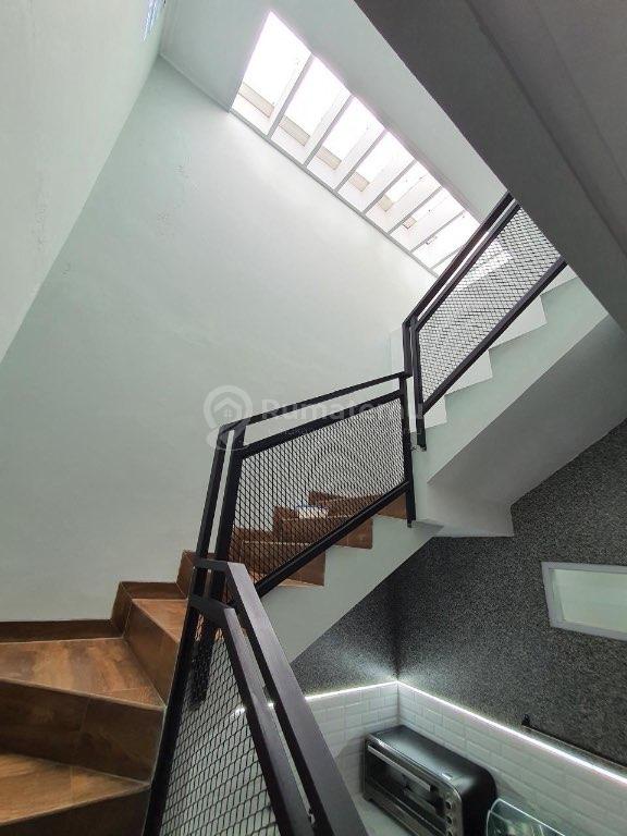DIJUAL Rumah Semi Furnished 2 Lantai di Taman Kopo Indah 3 Springville