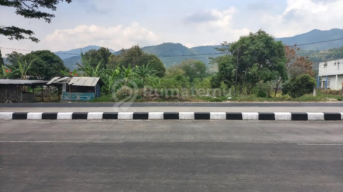 Dijual Tanah Matang Siap Bangun Nangeleng Cirahayu Cicalengka Kabupaten Bandu, Lokasi Strategis: Terletak di jalan utama Nangeleng, mudah dijangkau dari berbagai arah.