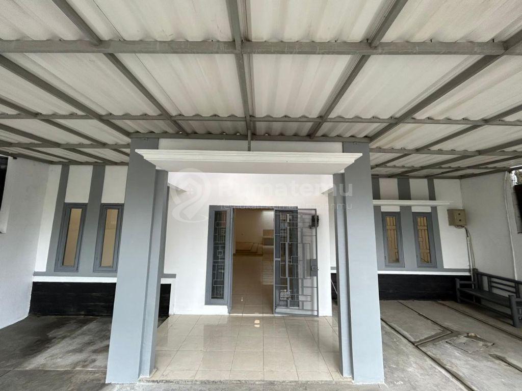 DI JUAL RUMAH BERSIH TERAWAT DI TAMAN HOLIS INDAH