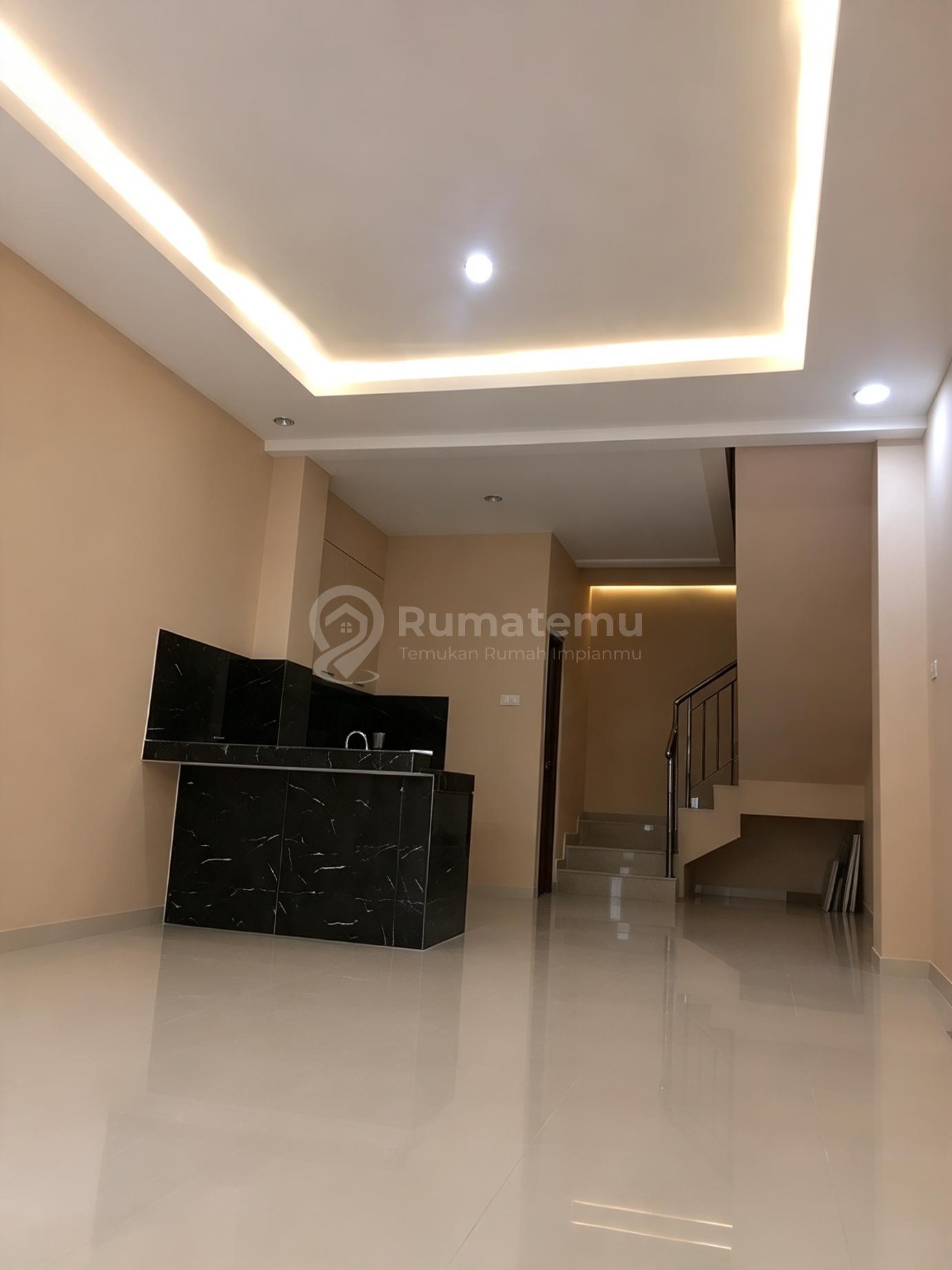 Taman Palem, Cengkareng, Jakbar..Dijual Rumah 2 1/4 LT, Minimalis, Full Renov, Masih Tersewa Sampai Juli 2027, PLN 1300W Token, Air Pam, Lantai Granite, Sanitary Toto, Row Jln 2 Mbl, Hadap Selatan, Shm.-V.l12.0224-0625