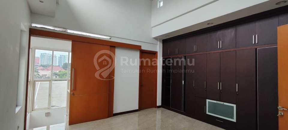 Sewa Rumah Mewah Dengan Pool di Pondok Indah