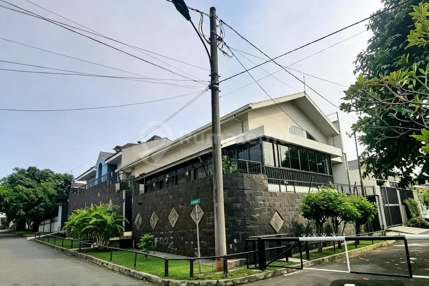 Dijual Rumah (Full Furnished/ Siap Huni) Lokasi Strategis & Bebas Banjir di Megapolitan Cinere Estate Depok