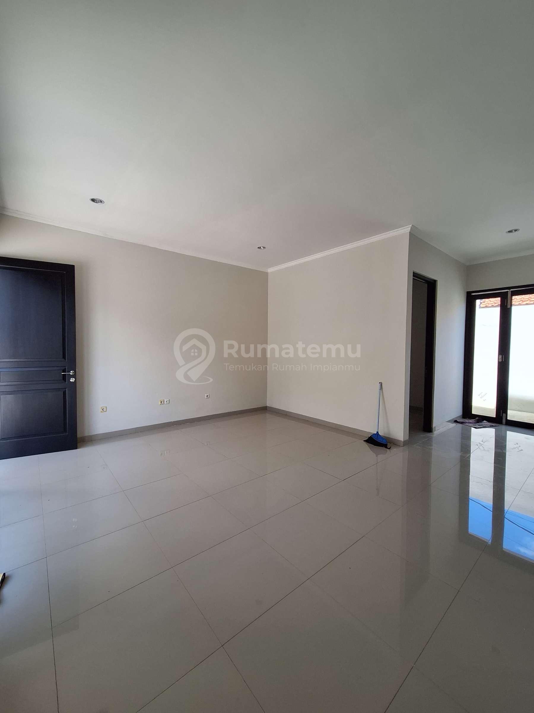 Rumah Dijual 2 Lantai siap huni tinggal nempatin aja, lokasi di Pondok Benda Pamulang Tangerang Selatan dekat pusat kota pamulang, bangunan model Scandinavian, interior terasa lapang KPR DP bisa 0%