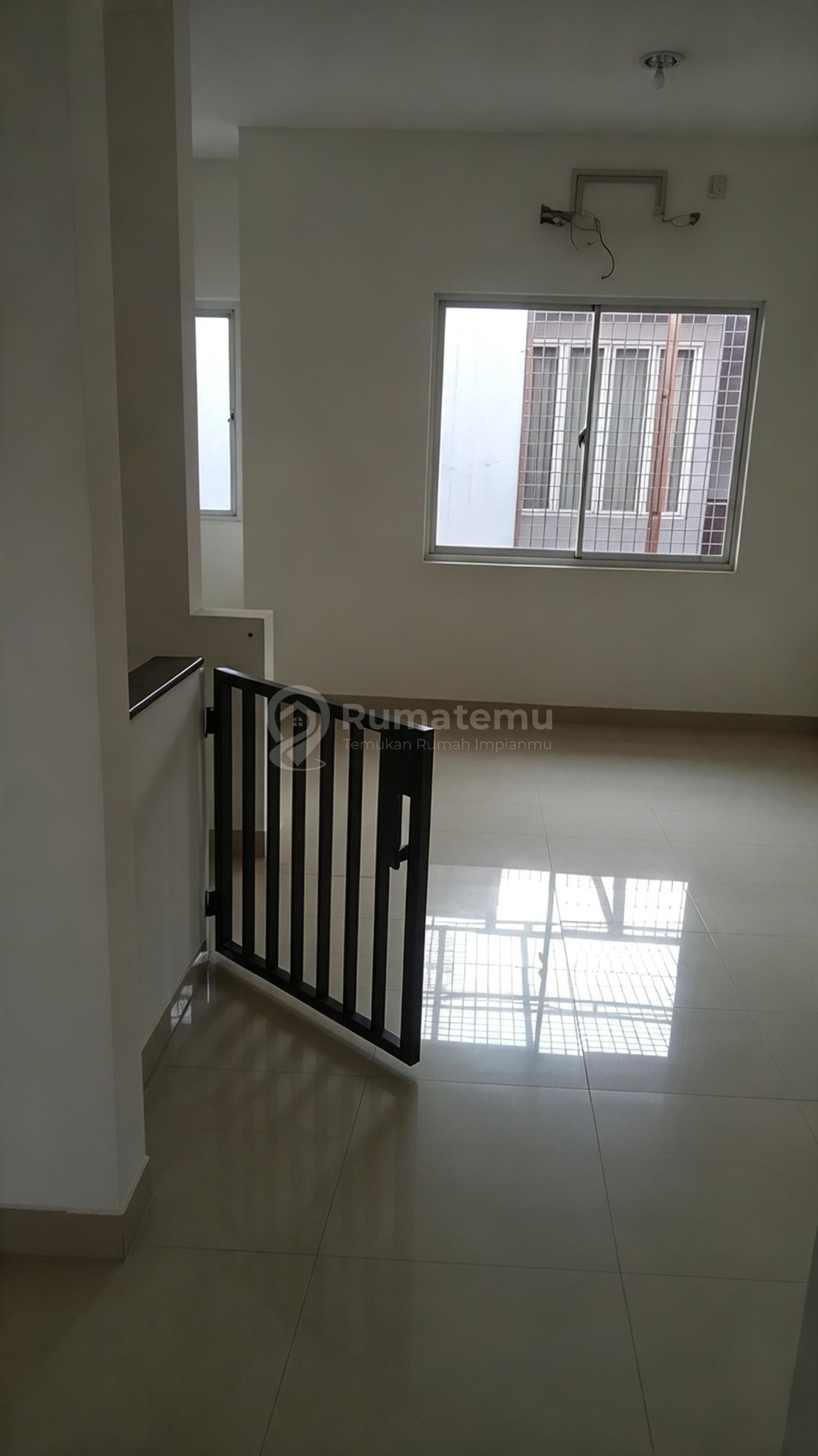 Dijual Rumah Golf Lake Cengkareng Hadap Selatan Mewah Rapi Siap Huni Lokasi Premium
