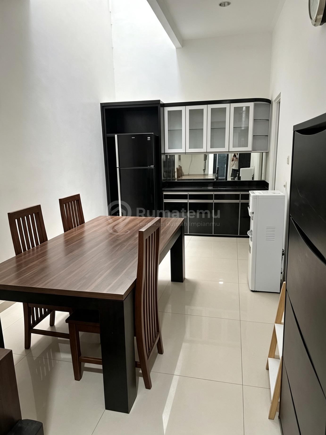Dijual Rumah 3 Lantai Lokasi Strategis Harga Menarik Di Graha Raya