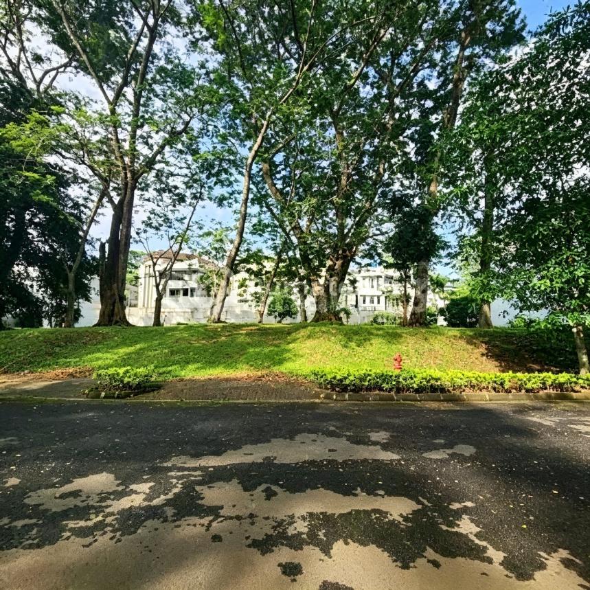 Dijual Kavling View Taman, Spot Parkiran Banyak di Tirta Golf BSD