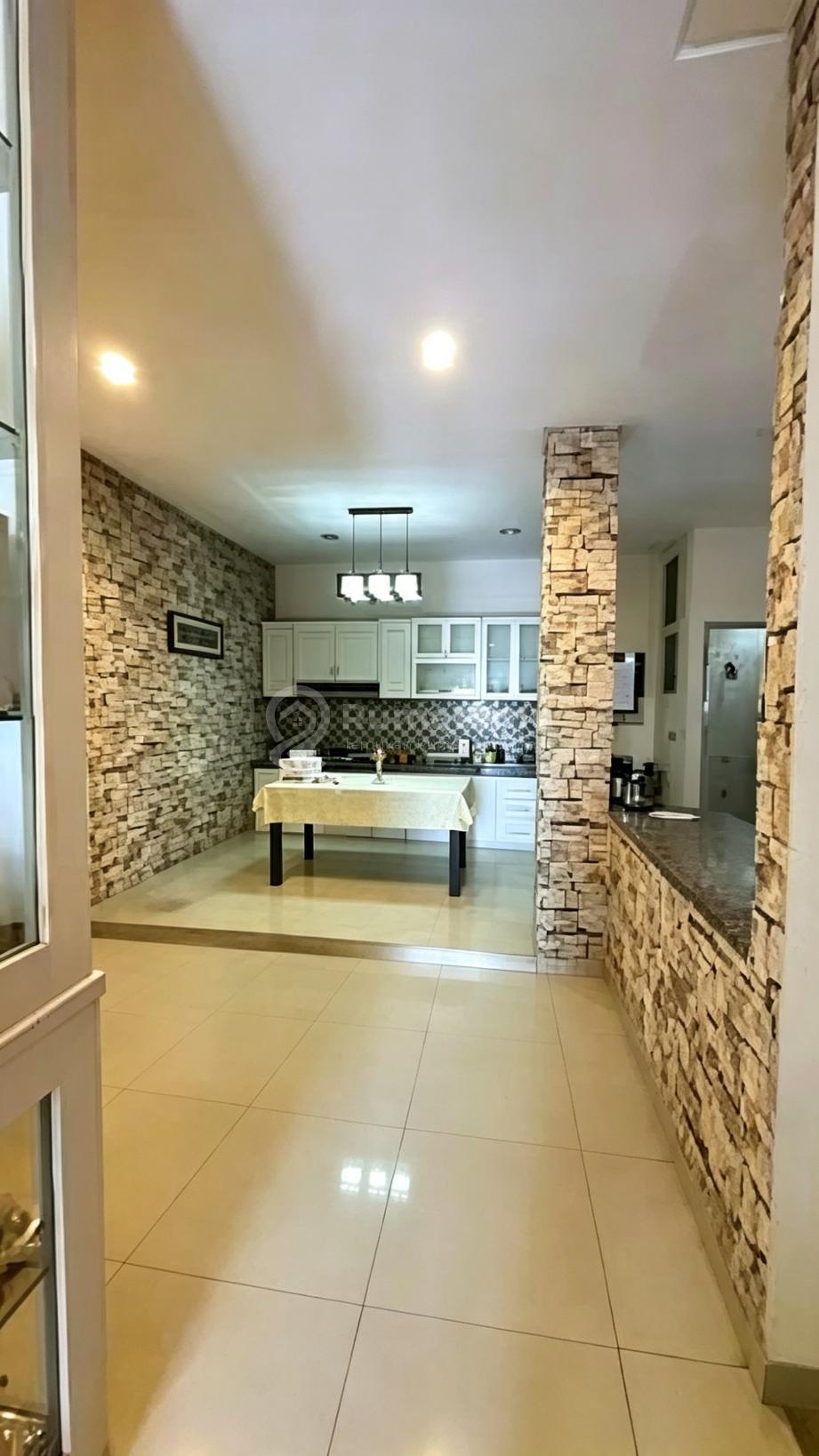 Disewakan Rumah dengan Rooftop dan Kitchen Set @Golf Lake, Cengkareng