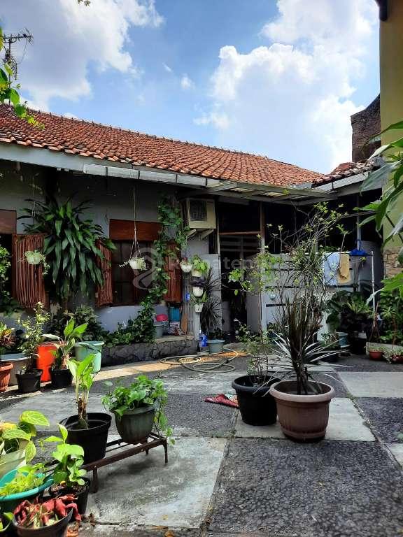 Dijual rumah hook hadap barat dan selatan dengan akses jalan 1 mobil di Pesanggrahan, Jakarta Selatan