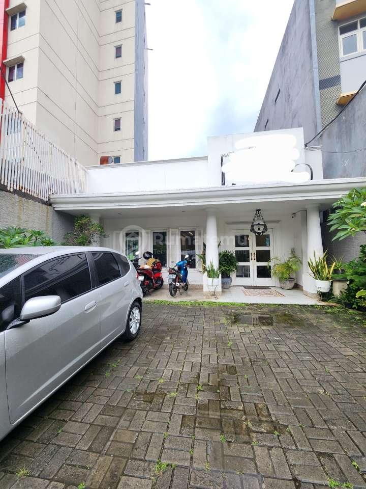 Rumah 2 lantai di jalan cikini raya luas tanah 527m² harga 62Miliar