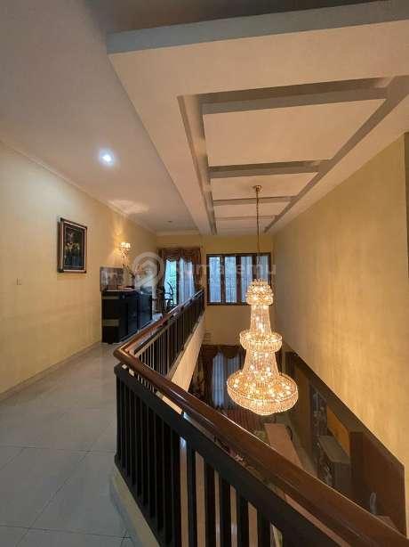 Rumah Menteng Proklamasi. 2 Lantai. 21x35. With Swimming Pool. Siap Huni
