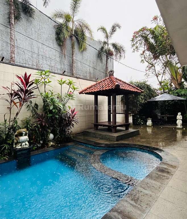 Sewa rumah luas dengan pool di Cilandak Barat dekat Citos, Jakarta Selatan
