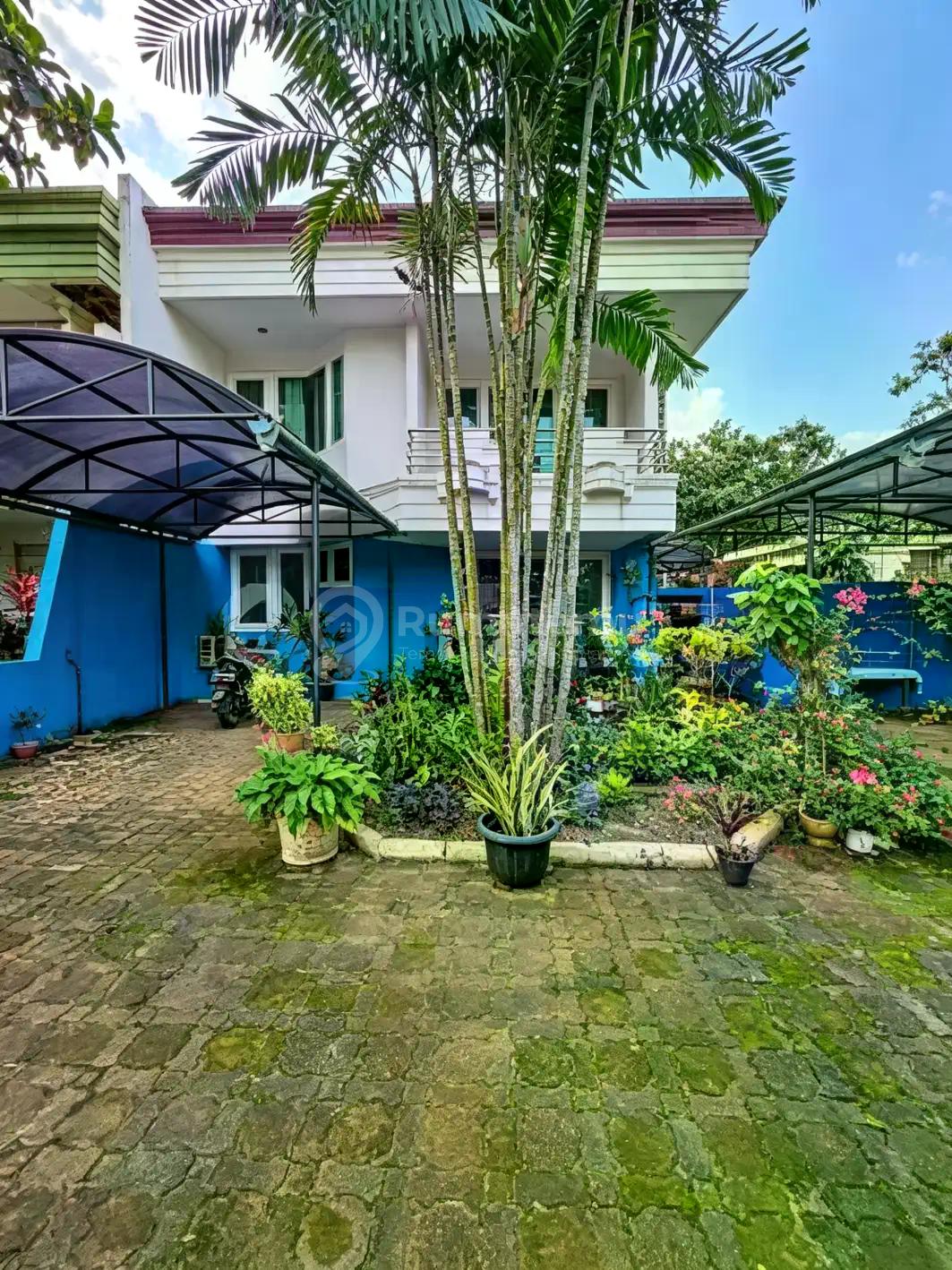 Rumah Lama Terawat Dalam Townhouse di Cilandak
