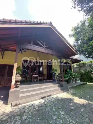 Rumah Lama Terawat Halaman Belakang Luas di Cilandak