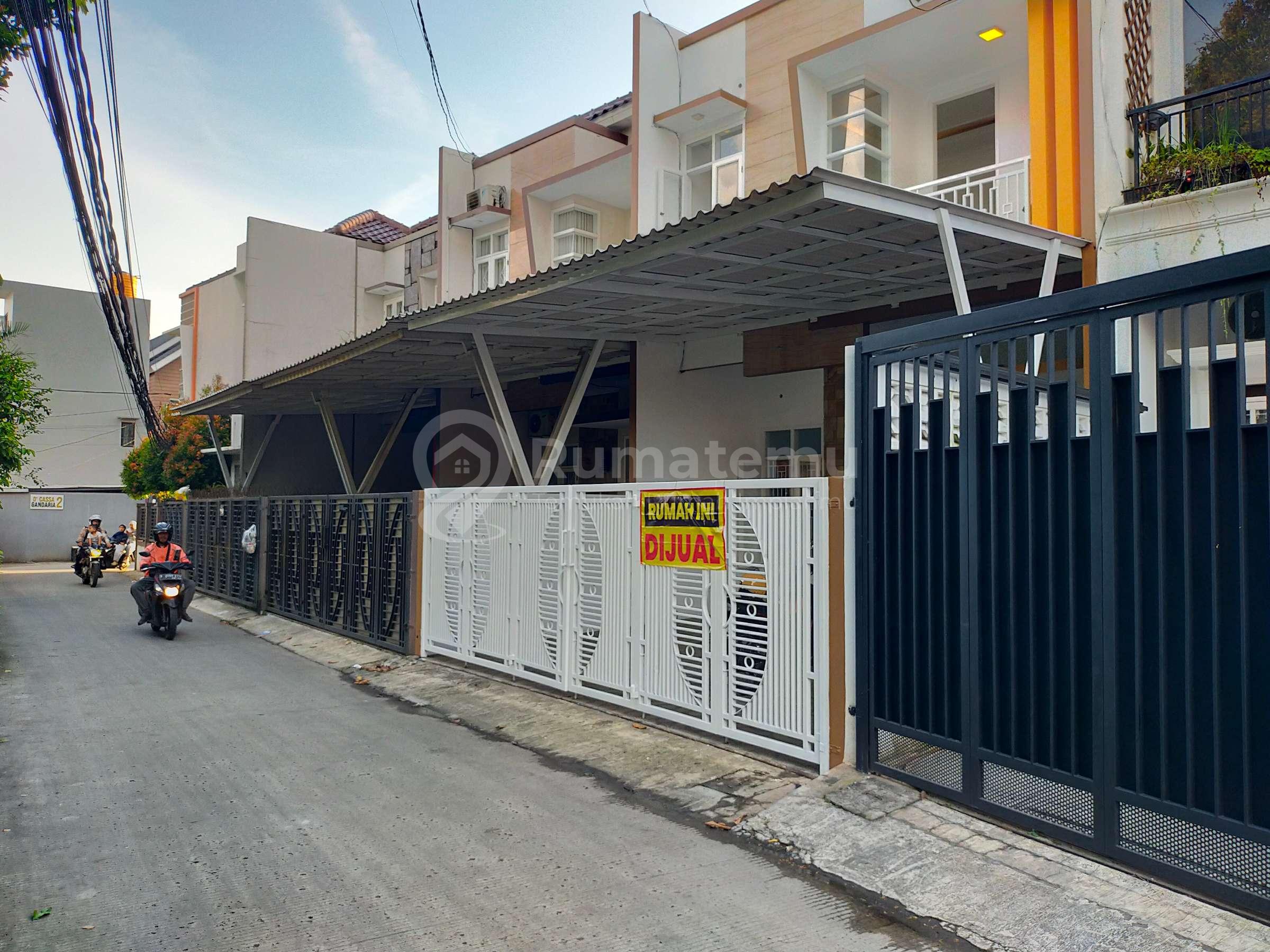 rumah 2 lantai siap huni dekat ke tol busway dan stasiun kereta 