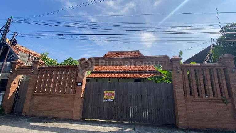RUMAH JOGLO KLASIK DI TENGAH KOTA PONOROGO 