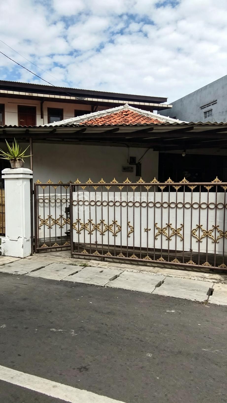 Dijual rumah BU Utan Kayu Rumah menghadap selatan Bangunan lama tapi bagian belakang pondasi baru, Matraman, Jakarta Timur