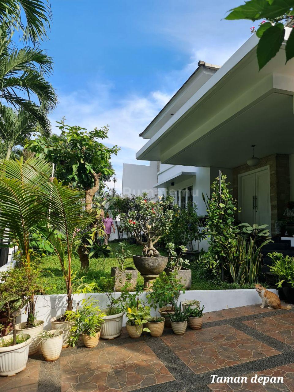 DIJUAL Rumah 2 Lantai yang Nyaman, Luas dengan Taman yang Asri dan Cantik di Lingkungan yang Tenang dan Aman serta Strategis di Menteng, Bintaro Sektor 7