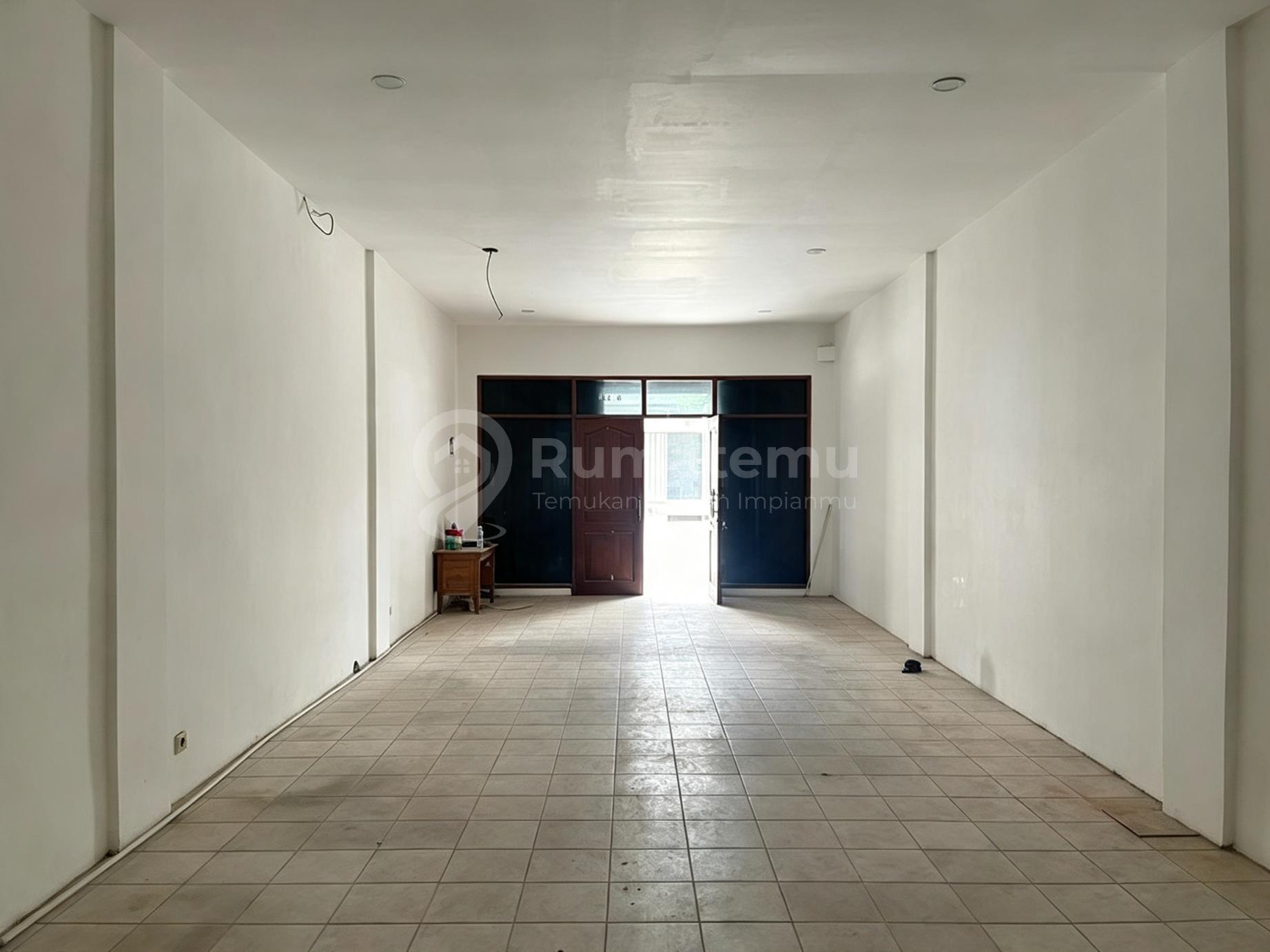 Dijual Ruko 4,5 Lantai Parkir Luas di Dalam Komplek Grogol Permai Jakarta Barat