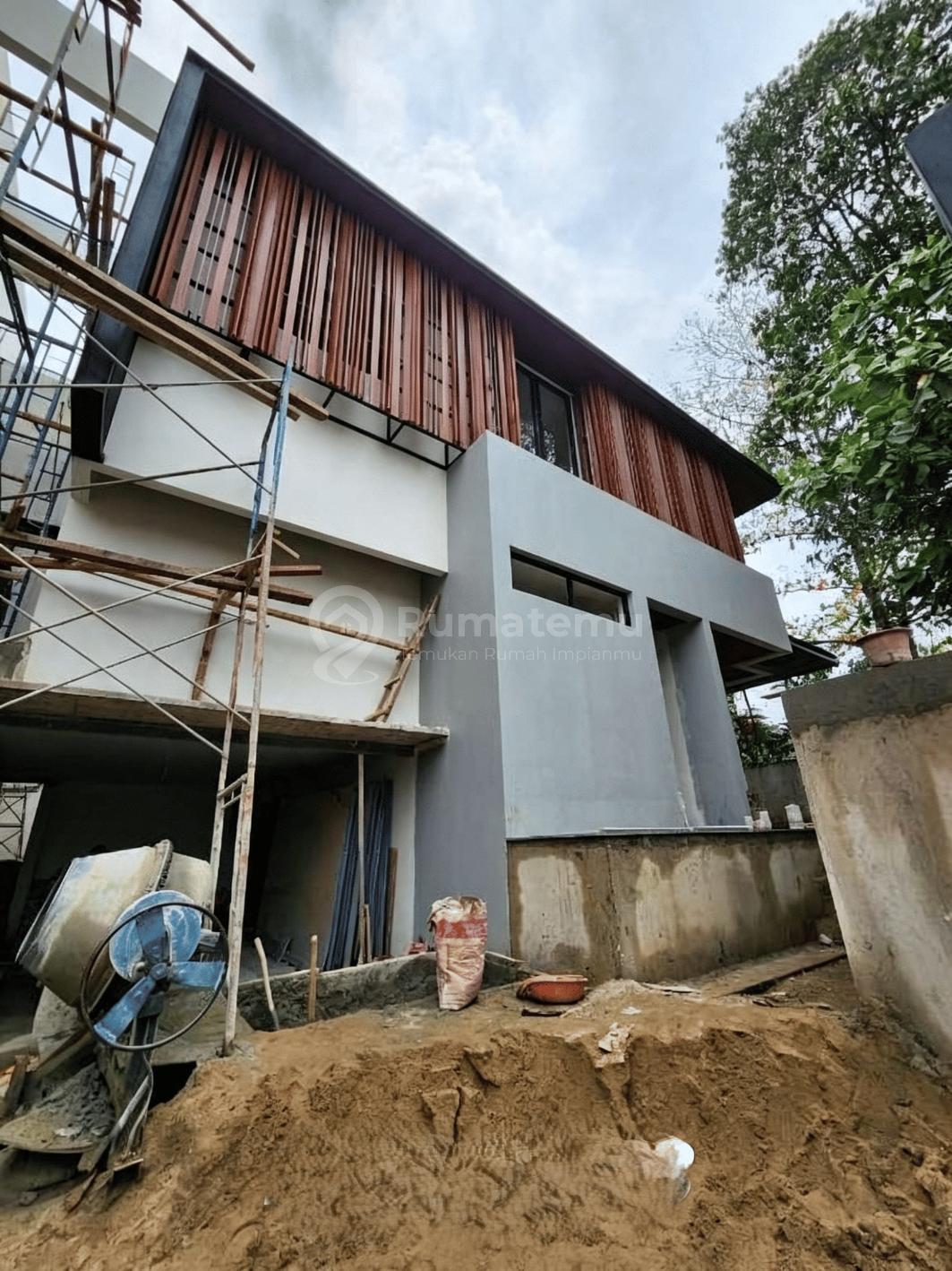 DIJUAL RUMAH TAHAP FURNISHING + SWIMMING POOL DI KEMANG, MAMPANG PRAPATAN, JAKARTA SELATAN