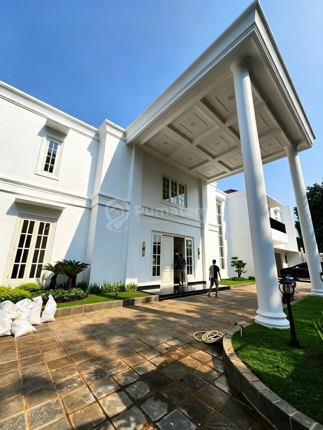 For Sale Luxurious Modern Classic Brand New House + Swimming Pool Dengan Taman Depan Samping di Menteng
